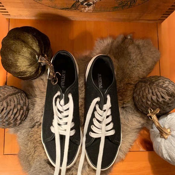 Gently Used Just Fab All Chill Sneaker. - Picture 3 of 10